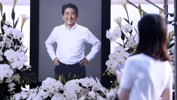 Foto mendiang mantan Perdana Menteri Jepang Shinzo Abe dipajang di stan Kuil Zojoji di Tokyo pada 11 Juli 2022. (FOTO: Kyodo)