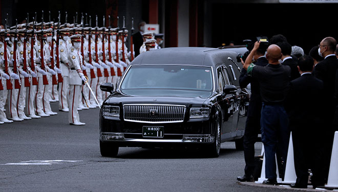 Kendaraan yang membawa jenazah mendiang mantan Perdana Menteri Jepang Shinzo Abe, meninggalkan pemakamannya di Kuil Zojoji di Tokyo, Jepang, pada 12 Juli. (FOTO A: CNN/Reuters)