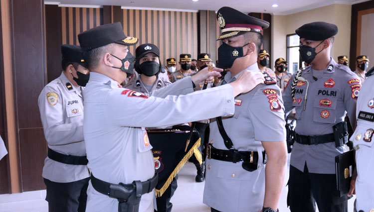 Kapolda Maluku Pimpin Sertijab Kabid Dokkes Dan Sejumlah Kapolres ...