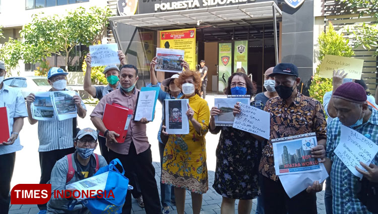 Puluhan warga yang mengaku korban penipuan saat mendatangi Polresta Sidoarjo untuk menyerahkan barang bukti dokumen pembelian dan cicilan apartemen PT Sipoa (Rudi Mulya/TIMES Indonesia)