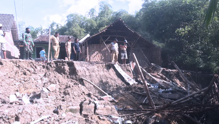 Puing reruntuhan rumah warga Dusun Samben, Desa Jegreg, Kecamatan Modo, Kabupaten Lamongan, yang terbawa longsor, Selasa (12/7/2022). (FOTO: BPBD Lamongan for TIMES Indonesia)