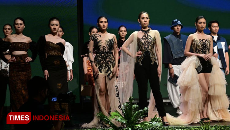 Fashion Design UC Surabaya Menggelar Fashion Show dan Exhibition