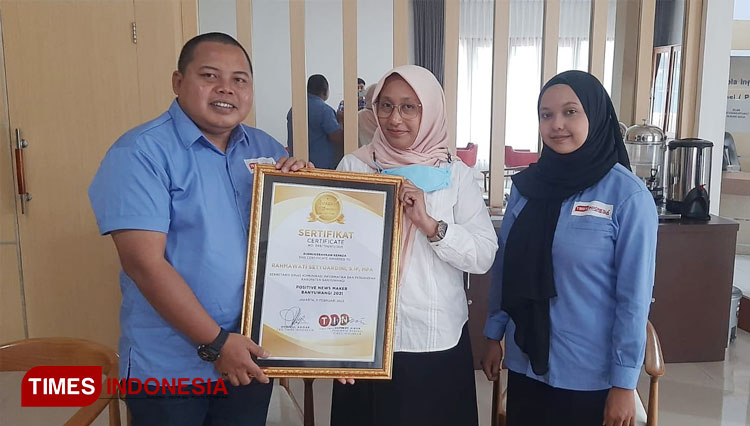 Kabiro TIMES Indonesia Banyuwangi, Syamsul Arifin alias Mas Bono, menyerahkan Anugerah TIMES Indonesia (ATI) 2021, kategori Positive News Maker Kabupaten Banyuwangi, kepada Sekretaris Diskominfo dan Persandian Banyuwangi, Rahmawati