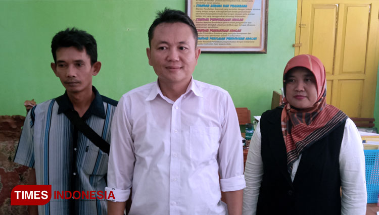 Kepala SDN 2 Sukamukti didampingi Ketua pelaksana kegiatan Pelepasan siswa saat memberikan keterangan pers dihadapan sejumlah awak media (foto: Susi/TIMES Indonesia)