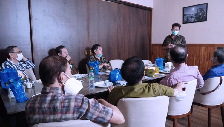 Founder AMRO Institute Ge Recta Geson saat sharing dengan dokter-dokter anggota ASI (Asosiasi Seksologi Indonesia) Surabaya. (foto: dok AMRO Intitute)