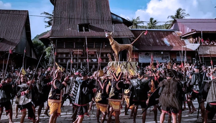 Masyarakat lokal Hilisimaetano menampilkan budaya tradisional. (FOTO: Liburan Ayo)