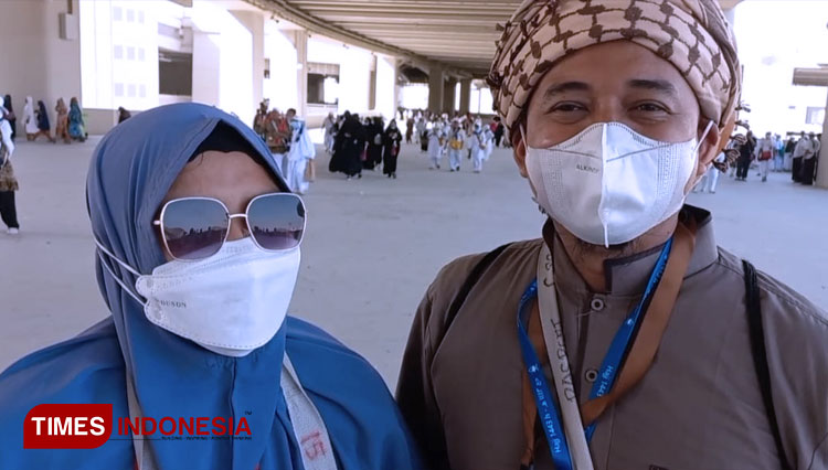 Siti Sholihah dan Arik, suaminya, jemaah haji asal Garut Jawa Barat. (Foto: Yatimul Ainun/TIMES Indonesia)