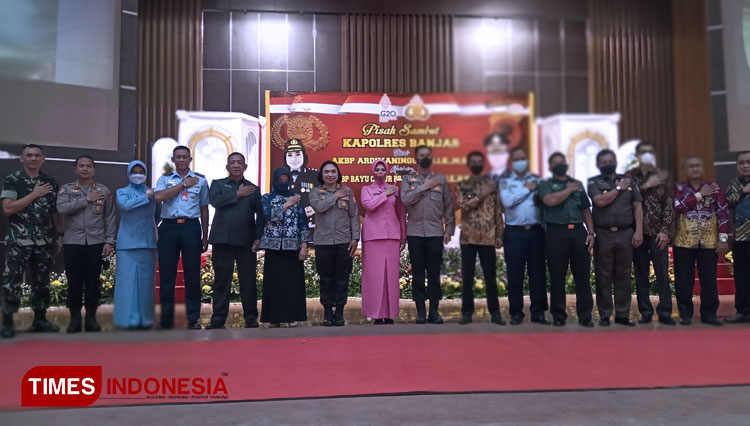 Kapolres Banjar berfoto bersama Wali Kota, Wakil wali kota dan jajarannya dalam Sertijab Kapolres (foto: Susi/TIMES Indonesia)