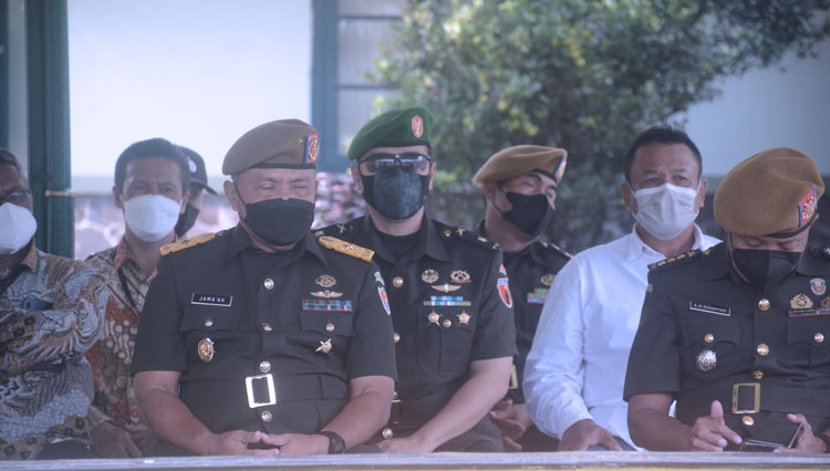 Upacara Penutupan dan Pembaretan Dikjurta Arhanud Abit Dikmata TNI AD TA 2021 (OV) di Lapangan Sudirman Pusdik Arhanud, Junrejo Kota Batu, Rabu (13/7/2022). (FOTO: Dok. Penrem Bdj)