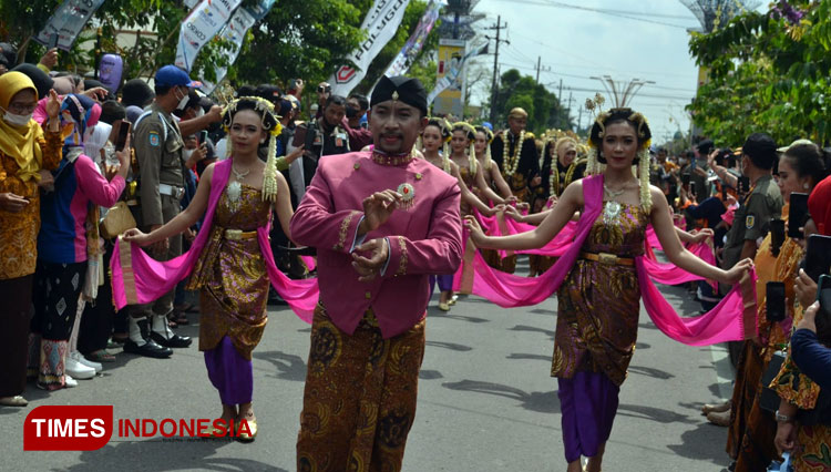 Kirab pasangan pengantin menjadi daya tarik Medioen Mantu. (Foto: Yupi Apridayani/TIMES Indonesia)