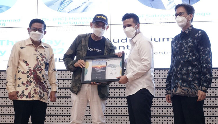 (Kiri) Dirut Petrokimia Gresik, Founder Markplus.inc, Wakil Gubernur Jawa Timur dan Rektor ITS saat penyerahan cinderamata. (foto: Humas ITS)