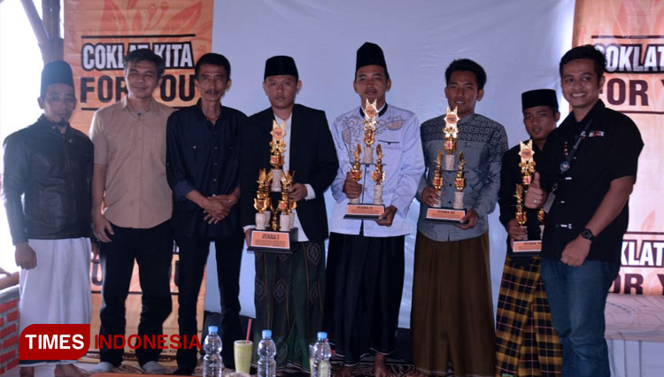 Wakil Wali Kota Banjar Serahkan Trofi Pemenang Festival Hadroh Virtual 2022