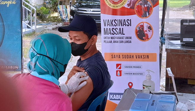 Binda Jatim bersama Dinkes Kabupaten Blitar menggelar vaksinasi di Puskesmas Udanawu, Sabtu (16/7/2022). (Foto: BIN For Times Indonesia)