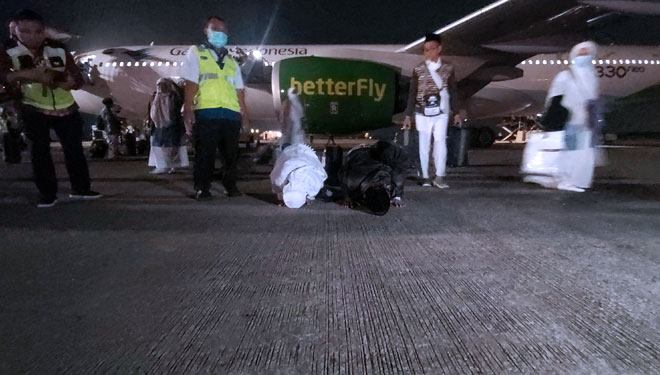 Penuh Haru, Kloter Pertama Jemaah Haji Indonesia Embarkasi Solo Tiba di Tanah Air
