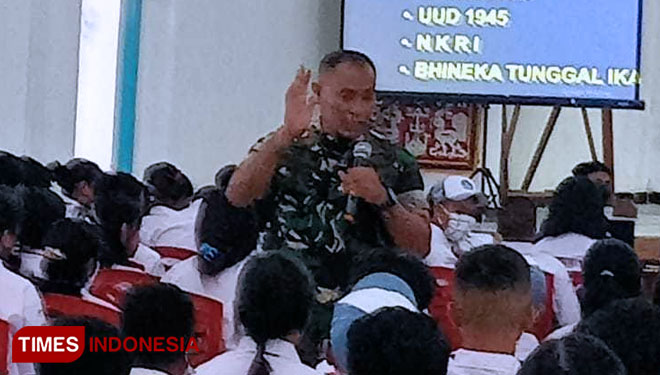 Dan Unit Kodim 1601/Sumba Timur  Letda Inf. Rafael Tende saat memberikan wasbang kepada siswa-siswi SMA Katholik Andaluri Waingapu.(FOTO:Habibudin/TIMES Indonesia).