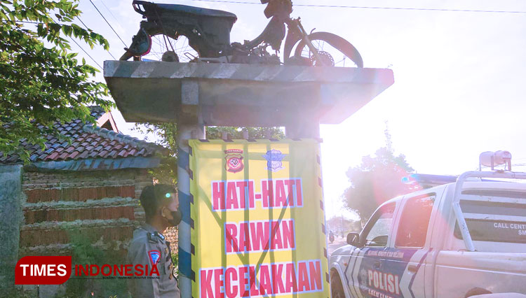 Tugu peringatan pakai motor asli di Jalur rawan kecelakaan. (FOTO: Jaja Sumarja/TIMES Indonesia)