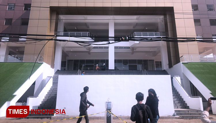 Terlihat kabel-kabel provider yang masih menggantung di depan gedung MCC. (Foto: Rizky Kurniawan Pratama/TIMES Indonesia)