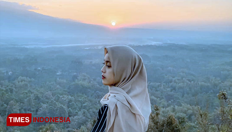 Menikmati Sunset merupakan salah satu keindahan yang bisa di nikmati oleh pengunjung dari Ketinggian Bukit Dami Tigasan Wetan Kecamatan Leces Kabupaten Probolinggo, Jawa Timur. (FOTO : Wahyudi B, Teras Tanah For TIMES Indonesia)