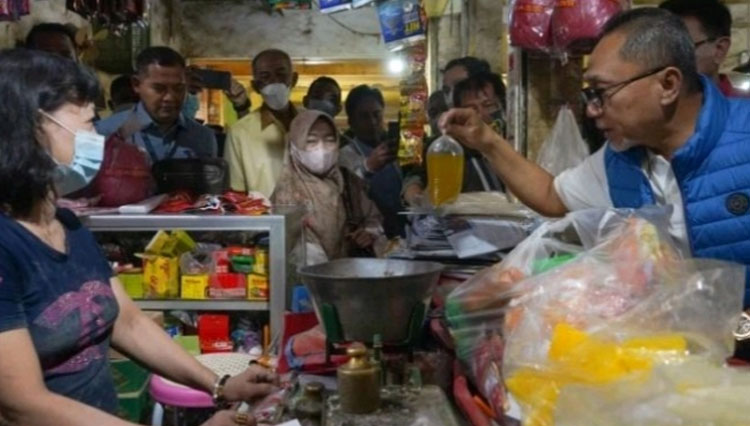 Kunjungi Pasar Jagasatru Cirebon, Mendag Pastikan Harga Migor Curah Sesuai HET