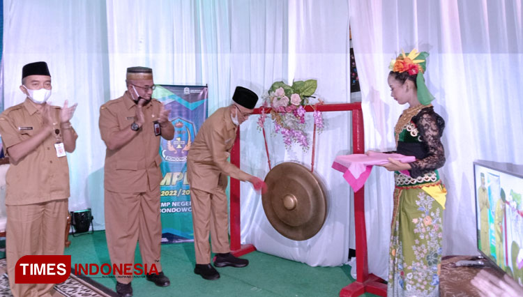 Bupati Bondowoso KH Salwa Arifin saat membuka kegiatan MPLS secara simbolis SMP di seluruh Kabupaten Bondowoso (FOTO: Moh Bahri/TIMES Indonesia)
