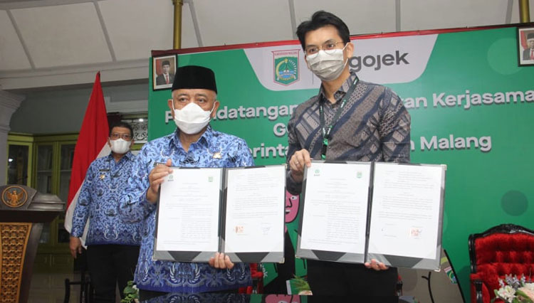 Bupati Malang Sanusi ketika menunjukkan jalinan kerjasama antara Pemkab Malang dan GoJek. (Foto : Prokopim Kabupaten Malang for TIMES Indonesia).