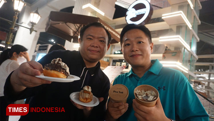 Suen Fuk dan Michael dengan kreasi ice cream donat, Minggu (17/7/2022).(Foto : Lely Yuana/TIMES Indonesia) 