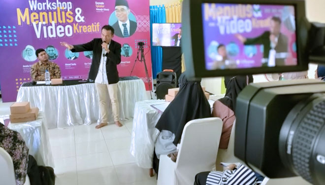 Workshop Jurnalistik Oleh FLP Cabang Kota Probolinggo di SMP IT Pelita , menghadirkan Ahmad Taufiq Pemred Aula TV sebagai narasumber (FOTO : Ahmad Faisol For TIMES Indonesia)