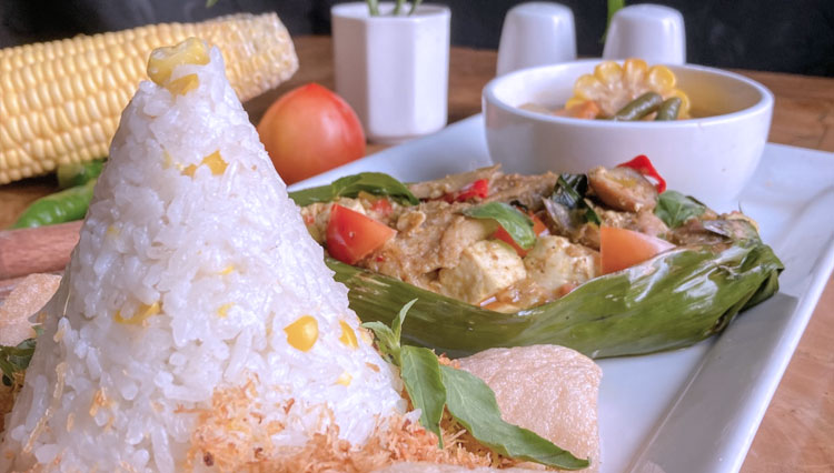 Nusantara Pepes yang disajikan dengan nasi jagung dan sayur asem sebagai pelengkap dan penambah cita rasa. (Foto: ASTON Jember for TIMES Indonesia) 