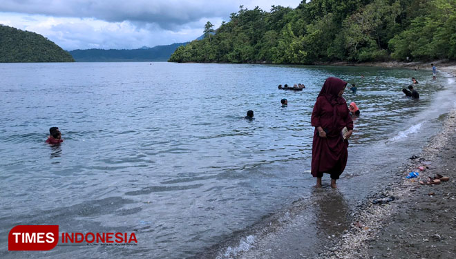 Pantai-Desa-Tawa-Halmahera-c.jpg
