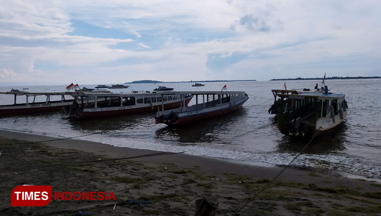 Kapal publik terparkir di Pelabuhan Bangsal yang melayani penyeberangan ke tiga Gili. (Foto : Hery Mahardika/TIMES Indonesia)