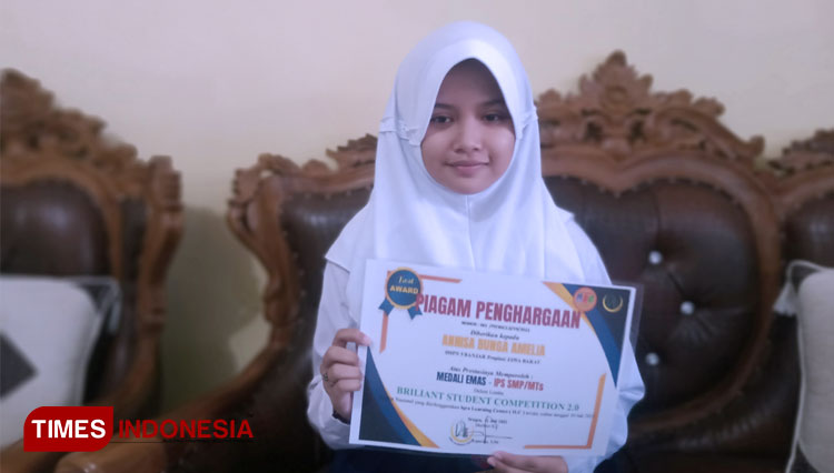 Anisa Bunga Amelia, siswi berprestasi yang berhasil meraih medali emas di Brilian Student Competition (foto: Susi/TIMES Indonesia)