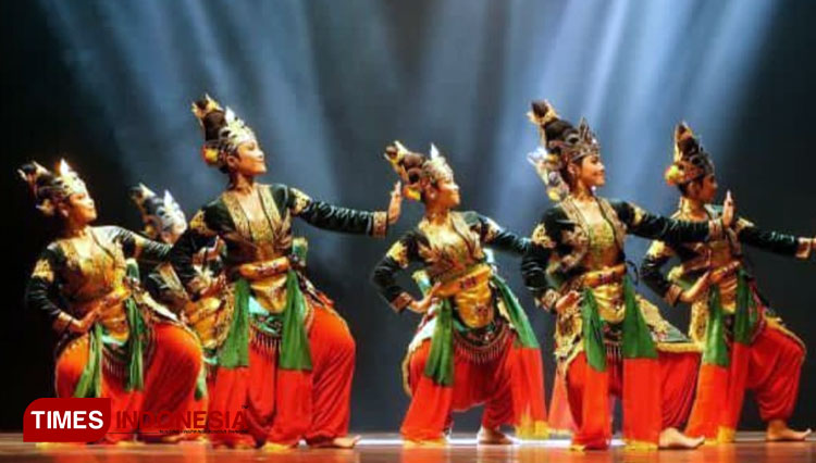 Tujuh penari yang menampilkan Tari Adara Purwa di ajang FKT Jatim 2022, (Foto : Disparbud Lamongan for TIMES Indonesia)