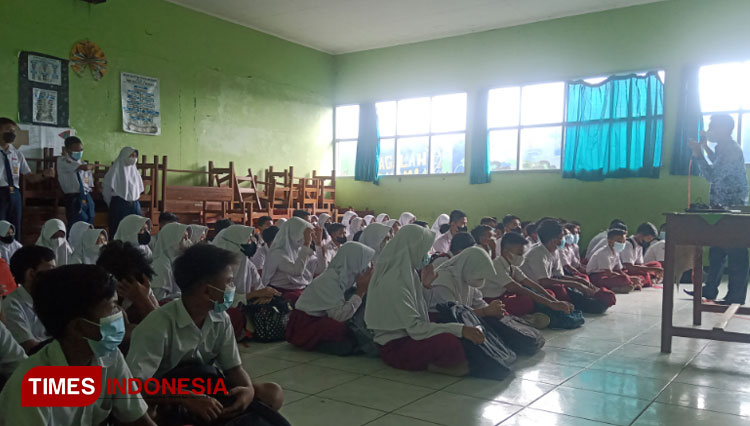Peserta didik baru nampak sedang mengikuti MPLS yang diarahkan oleh salah satu guru SMPN 5 Banjar (foto: Susi/TIMES Indonesia)