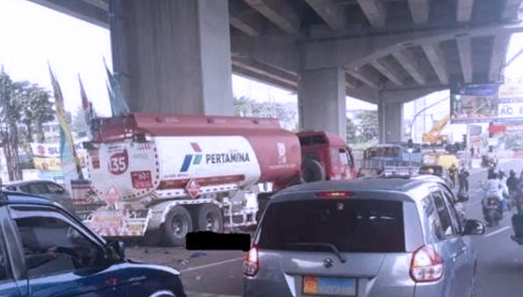 laka-truk-Pertamina-2.jpg