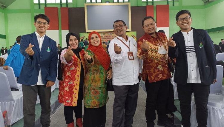 Dua mahasiswa UIN KHAS Jember (kanan dan kiri) yang akan melangsungkan program pengabdian di tanah Papua. (Foto: Humas UIN KHAS Jember for TIMES Indonesia)
