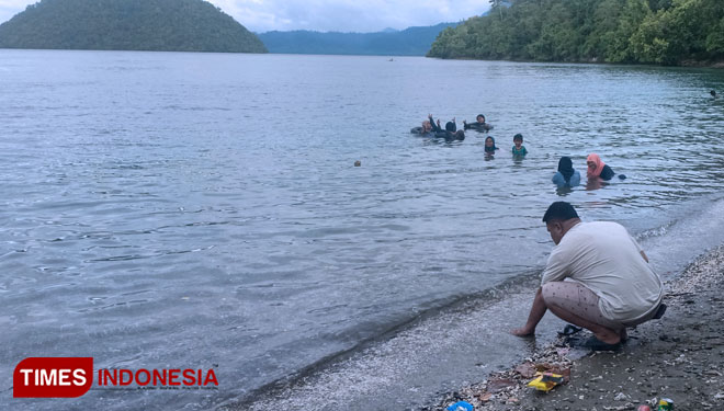 The visitors enjoying their time dipping their body into the warm water of Tawa Beach, Tawa, East Bacan, South Halmahera. (Photo: Abdul Halim Husain/TIMES Indonesia)