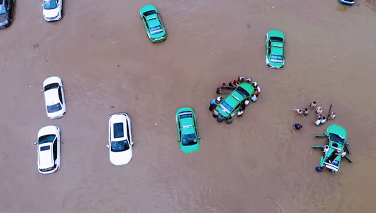 Banjir Dadakan di Cina Renggut Nyawa 12 Warga