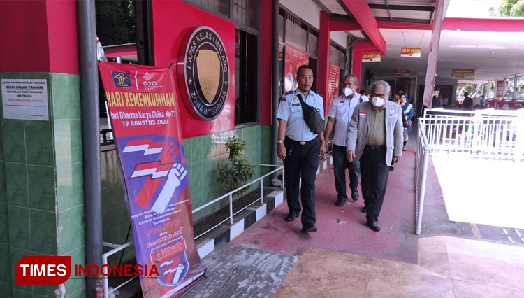 Ketua Komnas PA, Arist Merdeka Sirait saat kunjungi Lapas Kelas I Lowokwaru Malang guna memastikan keberadaan JE ditahanan, Selasa (19/7/2022). (Foto: Rizky Kurniawan Pratama/TIMES Indonesia)