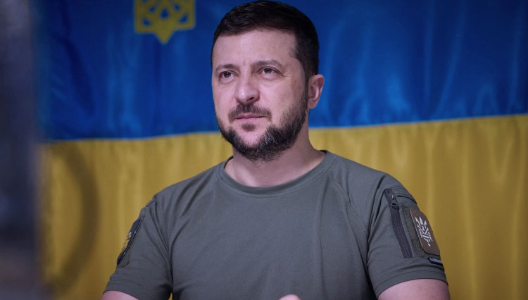 Presiden Ukraina Volodymyr Zelenskyy menskors kepala badan keamanan domestik dan jaksa agung pada hari Minggu. (FOTO A: Al Jazeera/ Kantor Pers Presiden Ukraina via AP Photo)