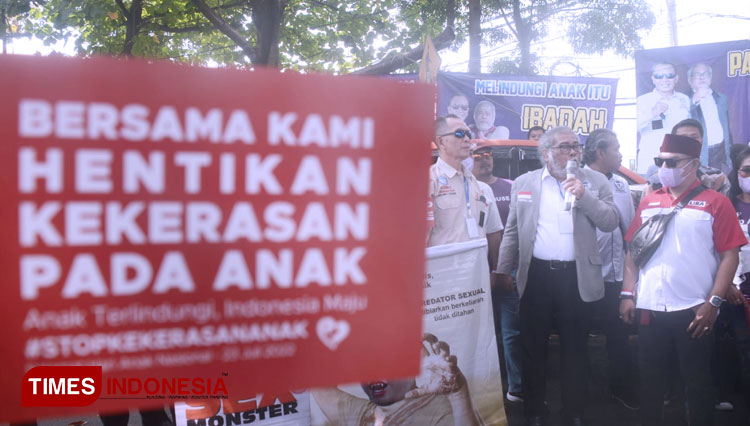 Suasana dukungan para aktivis dan kedatangan Ketua Komnas PA, Arist Merdeka Sirait untuk mengawal persidangan Bos SPI Kota Batu di PN Malang, Rabu (20/7/2022). (Foto: Adhitya Hendra/TIMES Indonesia)