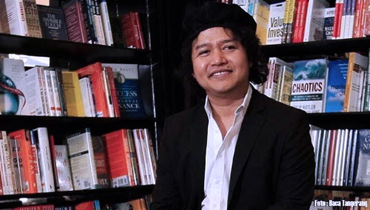 Novelis Andrea Hirata. (FOTO: Baca Tangerang)