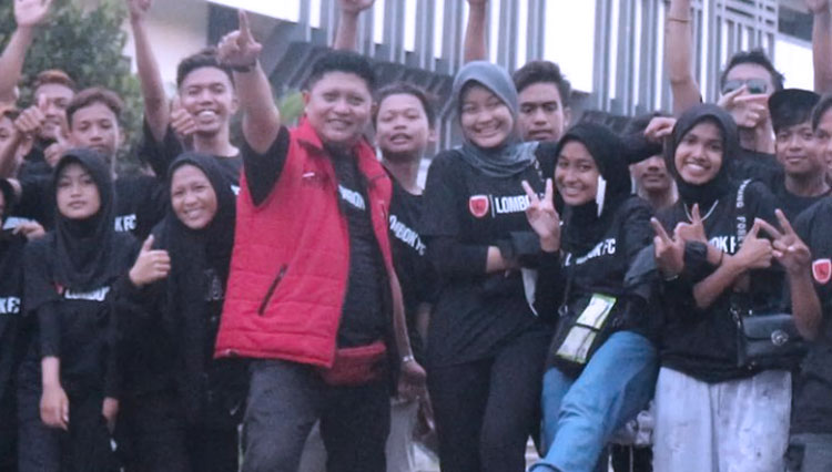 Suporter Babalo (Barisan Batur Lombok) selalu setia mendukung Lombok FC. (Foto: Media Officer Lombok FC)