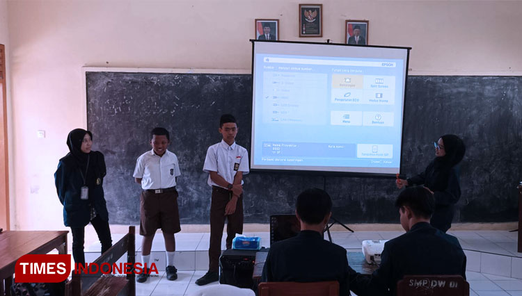 Para mahasiswa KKN Universitas Brawijaya Gelar Wasbang yang bertujuan untuk memperkuat nilai Pancasila sejak dini. (Foto: Binar Gumilang/TIMES Indonesia)