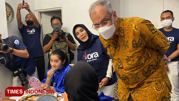 Komisaris Independen PLN Alex Iskandar Munaf saat mengunjungi Aora Wistara di Surabaya. (foto: Shinta Miranda/TIMES Indonesia)