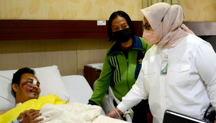 Dir. Pelayanan BPJAMSOSTEK menjenguk salah satu korban kecelakaan Cibubur. (Foto: Humas BPJAMSOSTEK/AJP)