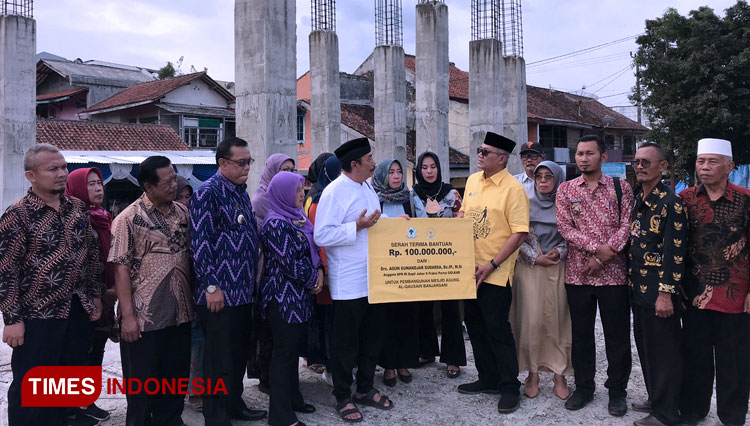 Agun saat menyerahkan bantuan sebesar Rp100 Juta untuk kelanjutan pembangunan Masjid di Banjarsari. (FOTO: Susi/TIMES Indonesia)