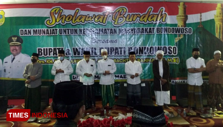 Bupati Bondowoso saat menghadiri kegiatan shalawat Burdah di pendapa Kecamatan Maesan (FOTO: Moh Bahri/TIMES Indonesia)