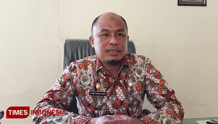 Camat Dlanggu, Kabupaten Mojokerto, Samsul Bahri saat menyampaikan permohonan maaf di Rumah Dinas Camat Dlanggu, Kabupaten Mojokerto, Kamis (21/7/2022) (Foto: Thaoqid Nur/TIMES Indonesia) 