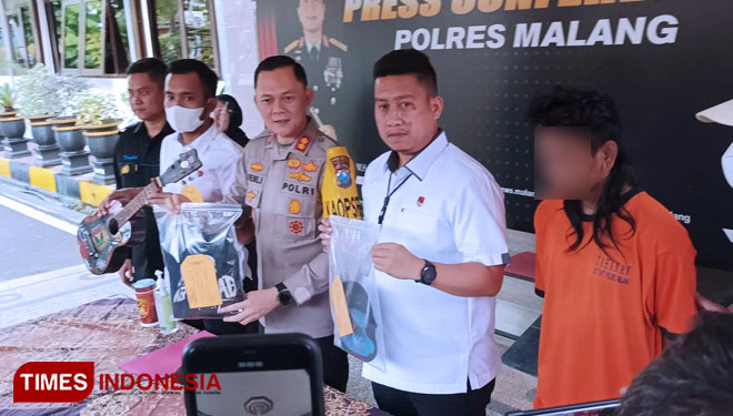 Kapolres Malang AKBP Ferli Hidayat ketika rilis pelaku preman gebrak mobil di Malang yang viral di media sosial. (Foto: Binar Gumilang/TIMES Indonesia).