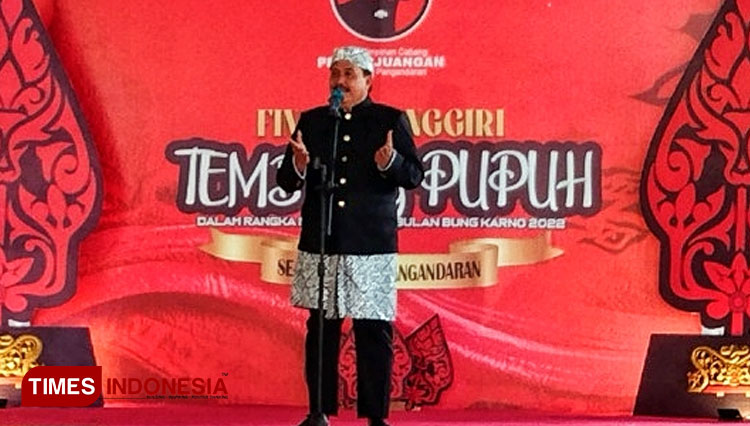 Ketua DPC PDI Perjuangan Pangandaran Jeje Wiradinata membuka acara pasanggiri tembang pupuh. (foto: Syamsul Ma'arif/TIMES Indonesia)